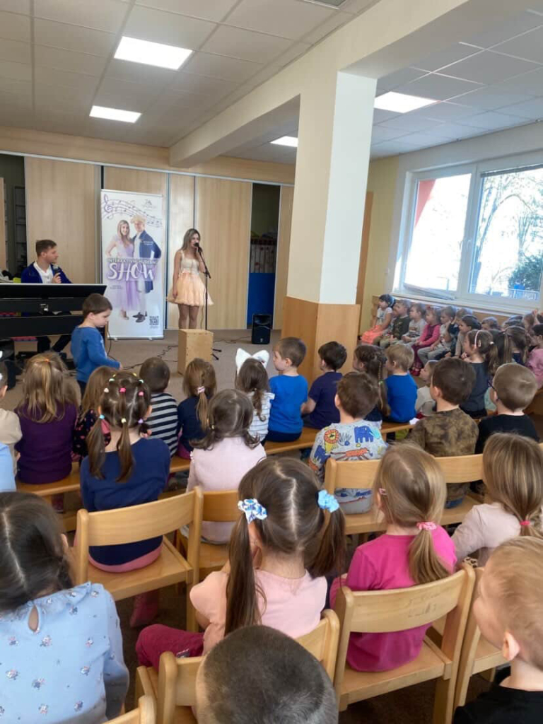 Hudební představení „Za oponou"