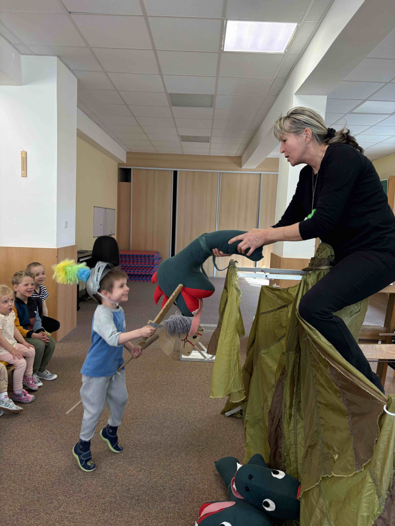 Divadlo ,,Zazvonil zvonec a je tady pohádka"