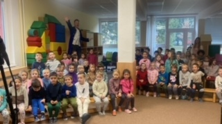 Hudební představení „Za oponou"