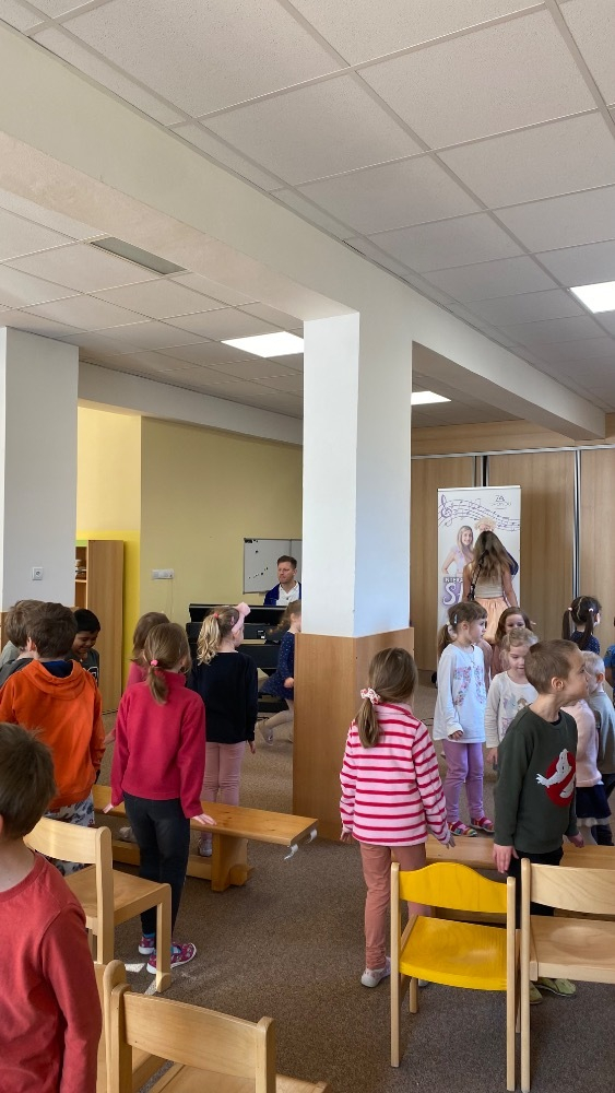 Hudební představení „Za oponou"