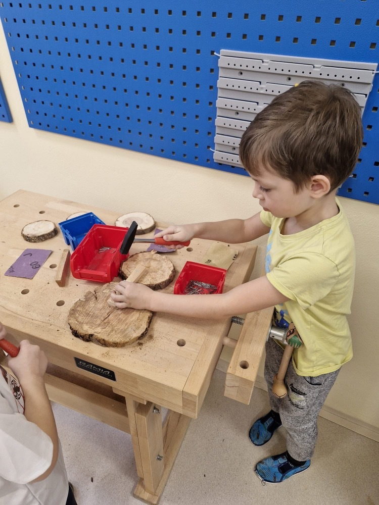 Medvídci v polytechnické dílně