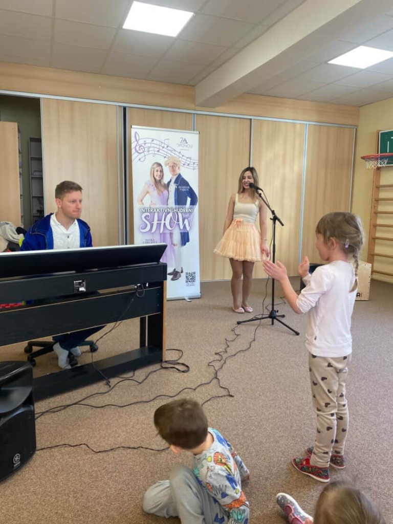 Hudební představení „Za oponou"