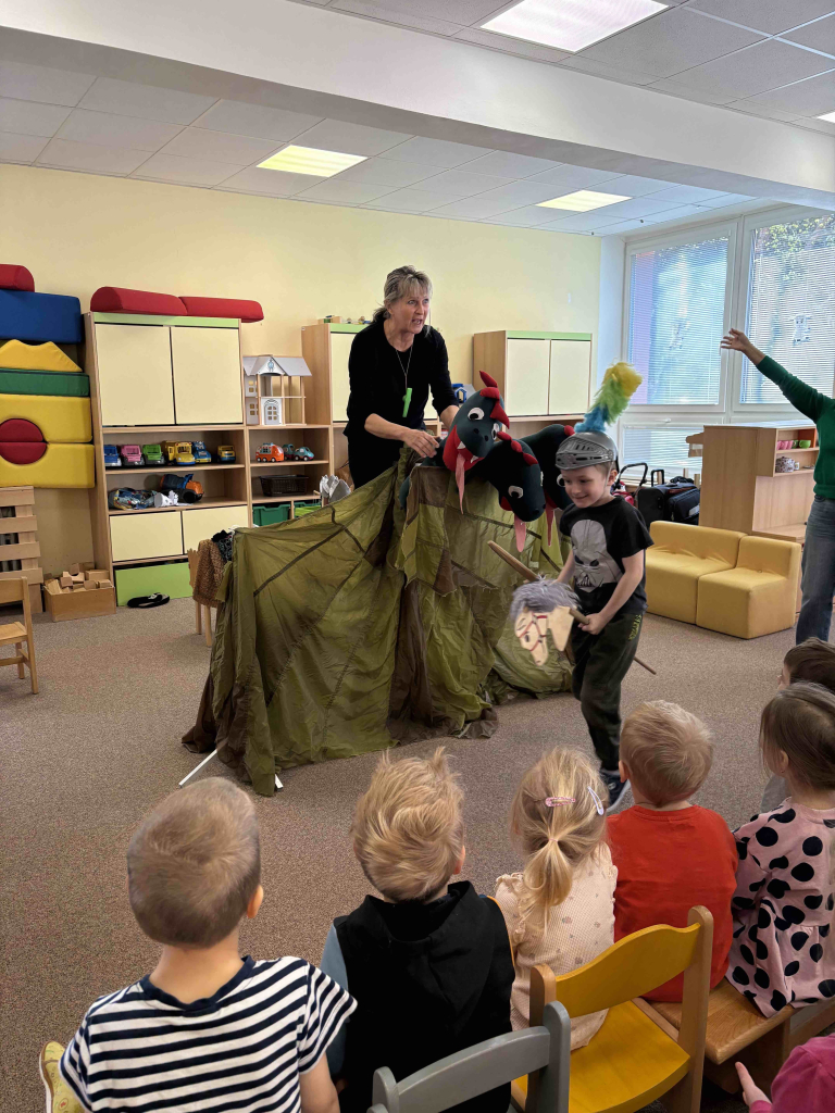 Divadlo ,,Zazvonil zvonec a je tady pohádka"