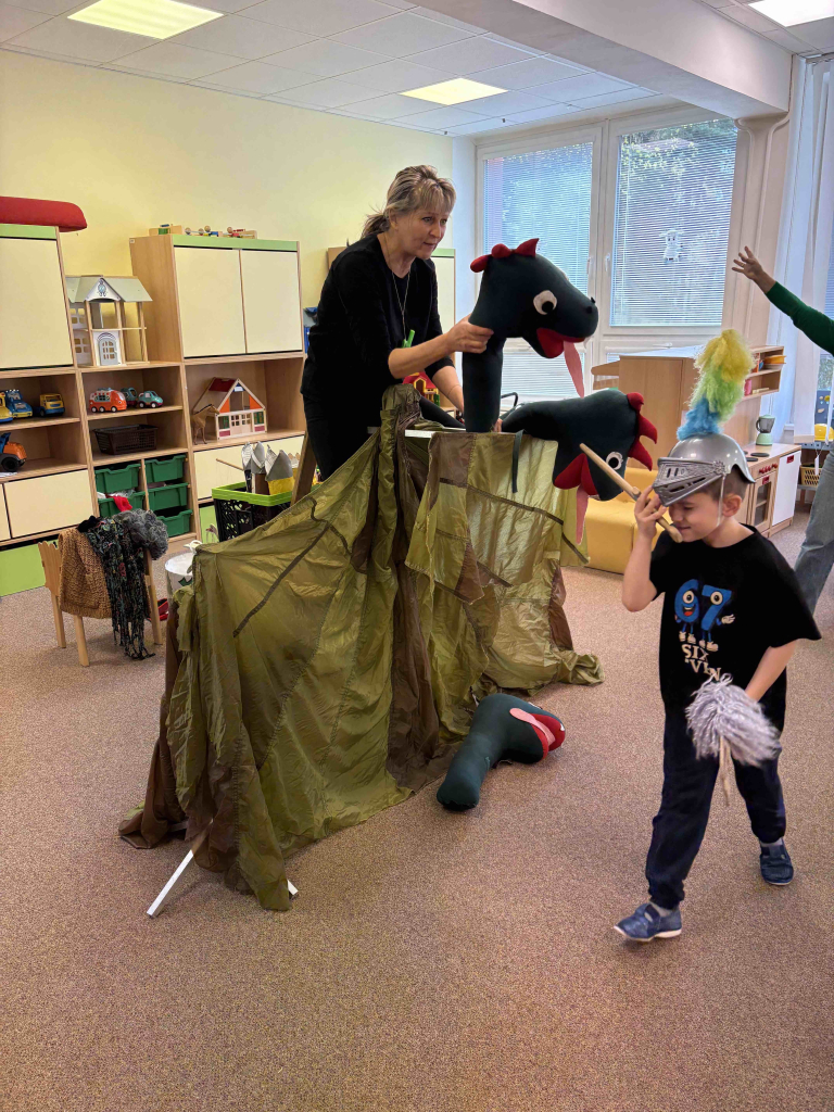 Divadlo ,,Zazvonil zvonec a je tady pohádka"