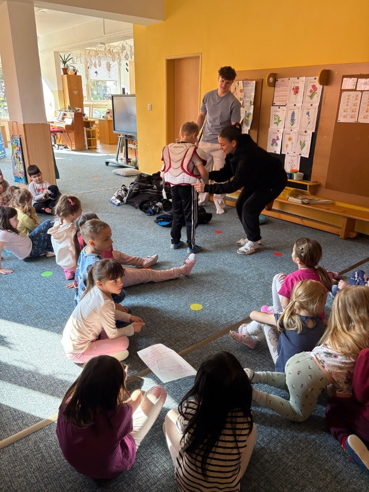 Téma povolání-porodní asistentka, hokejista, hudebníci 