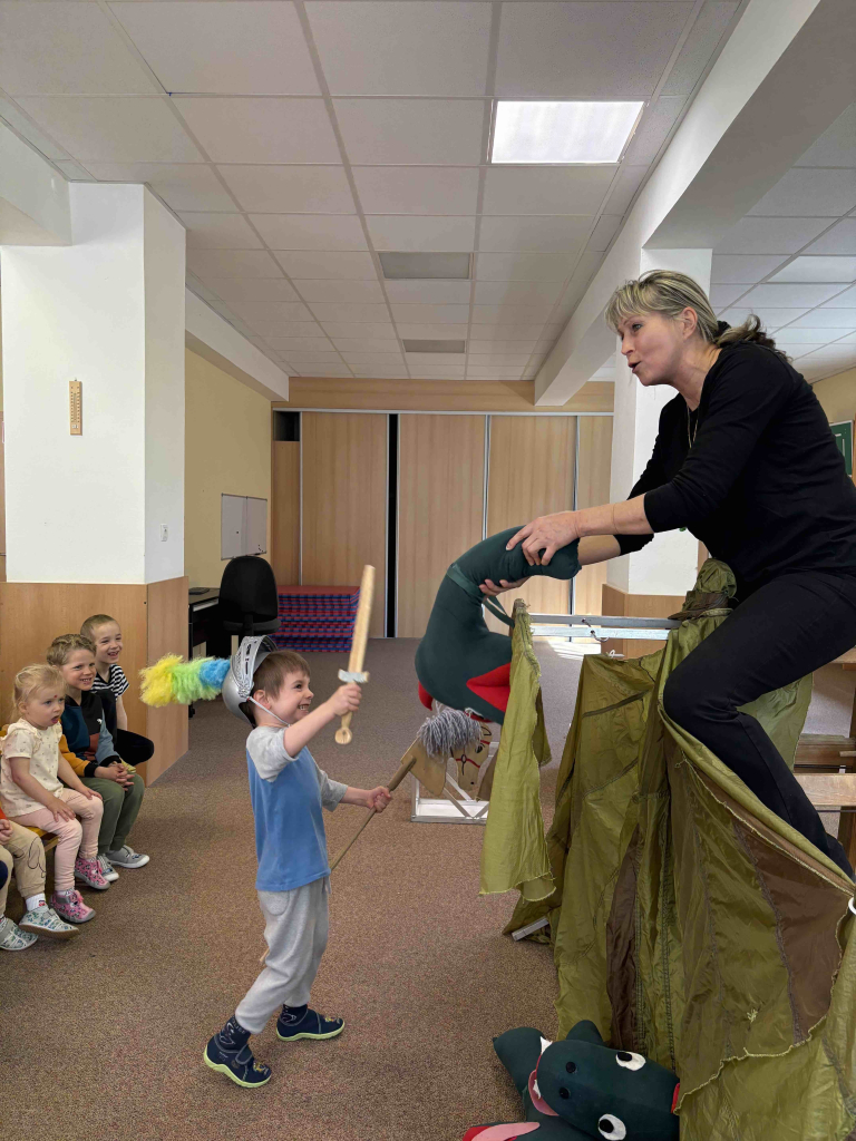 Divadlo ,,Zazvonil zvonec a je tady pohádka"