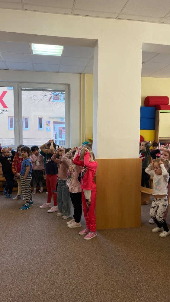 Hudební představení „Za oponou"