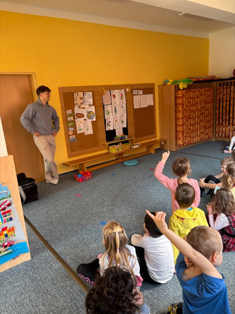 Téma povolání-porodní asistentka, hokejista, hudebníci 