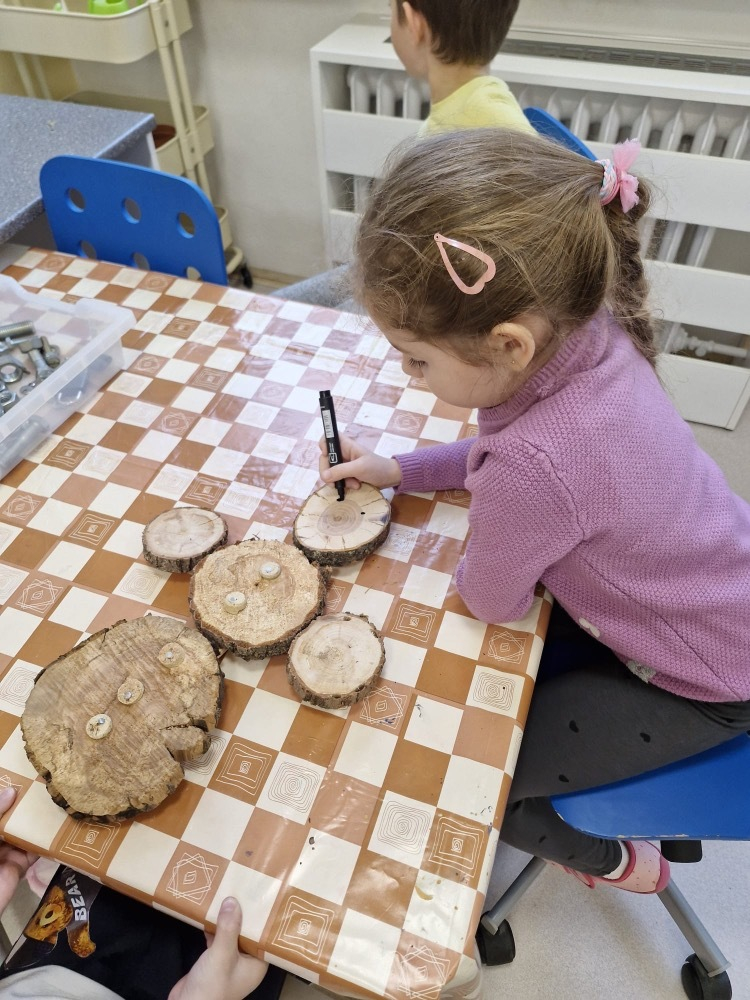 Medvídci v polytechnické dílně