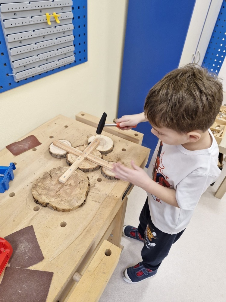 Medvídci v polytechnické dílně