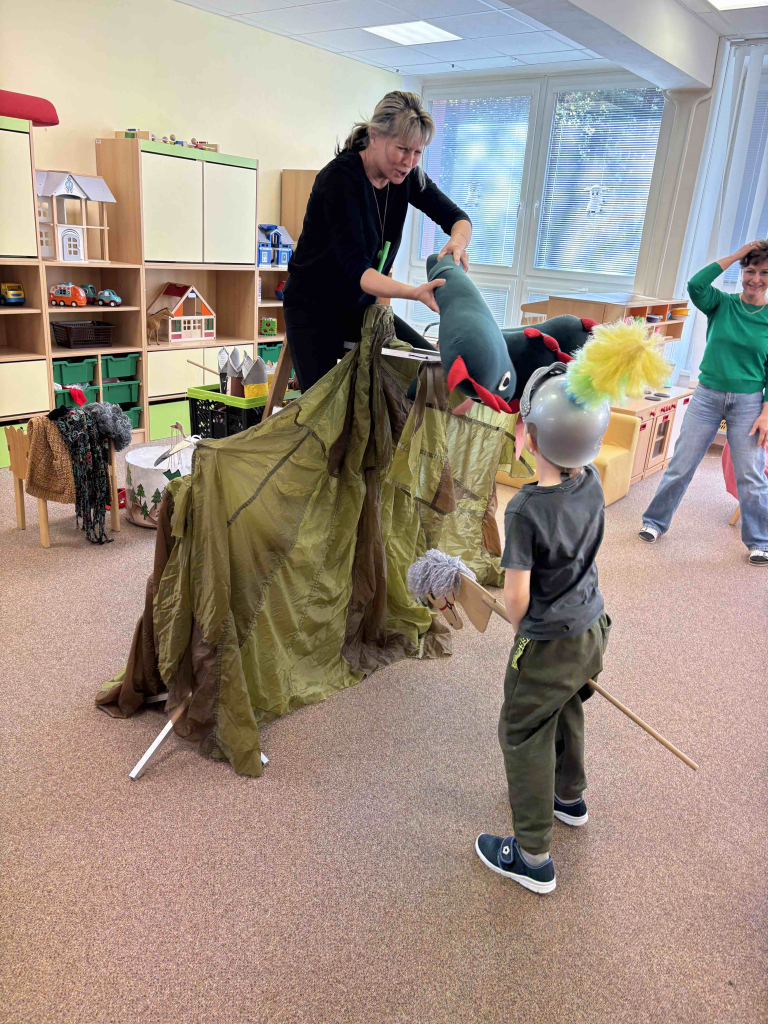 Divadlo ,,Zazvonil zvonec a je tady pohádka"