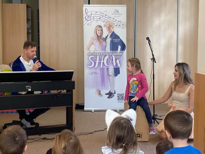 Hudební představení „Za oponou"