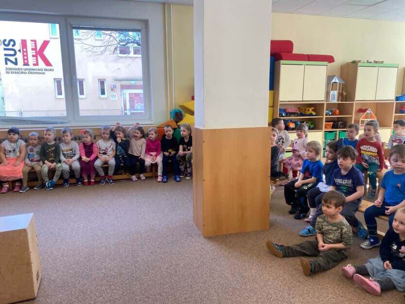 Hudební představení „Za oponou"