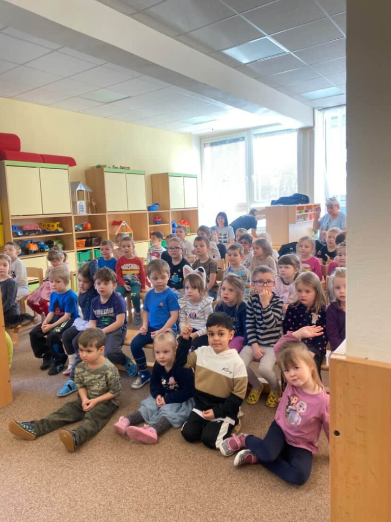 Hudební představení „Za oponou"