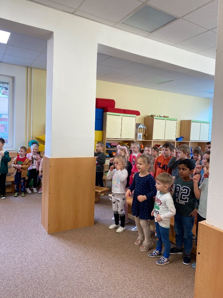 Hudební představení „Za oponou"