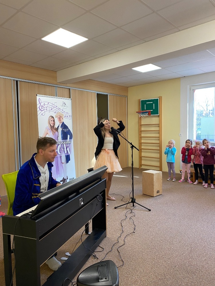 Hudební představení „Za oponou"