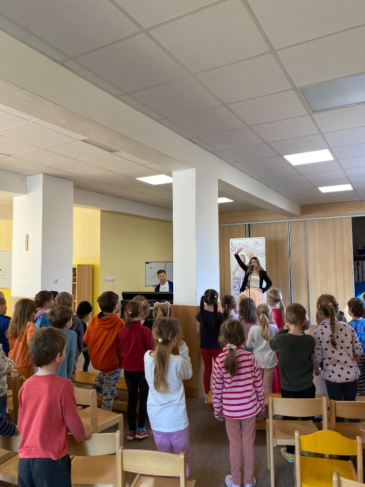 Hudební představení „Za oponou"