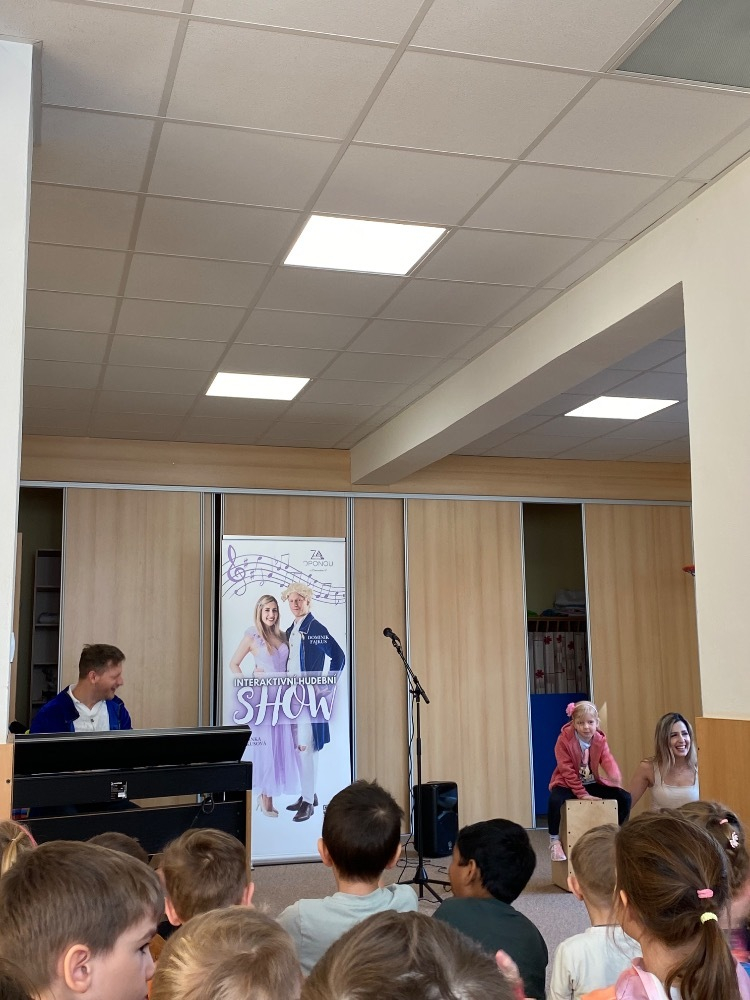 Hudební představení „Za oponou"