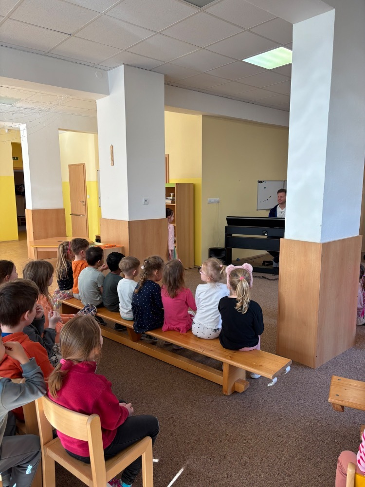 Hudební představení „Za oponou"