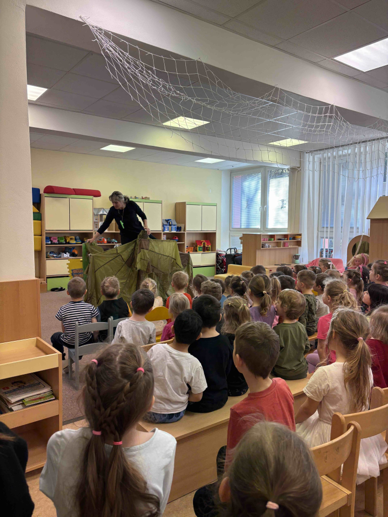 Divadlo ,,Zazvonil zvonec a je tady pohádka"