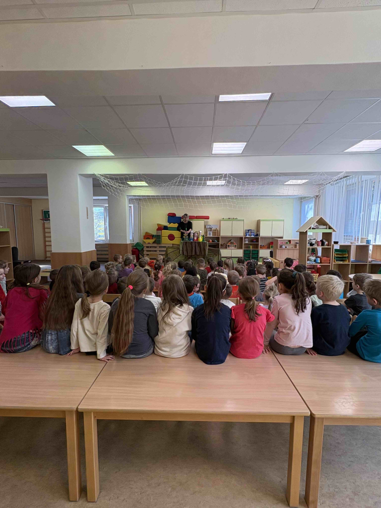 Divadlo ,,Zazvonil zvonec a je tady pohádka"