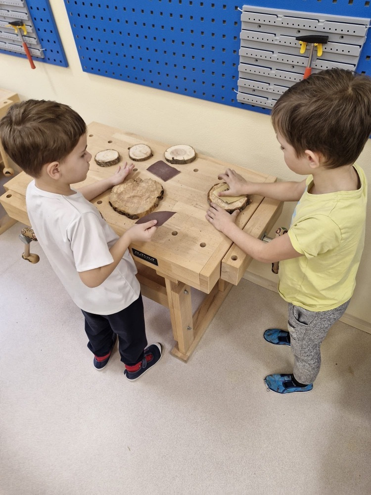 Medvídci v polytechnické dílně